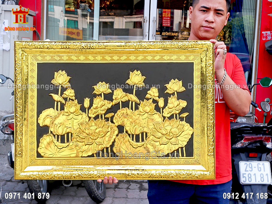 Bức tranh hoa sen mạ vàng 24K được nghệ nhân chạm khắc vô cùng tinh xảo